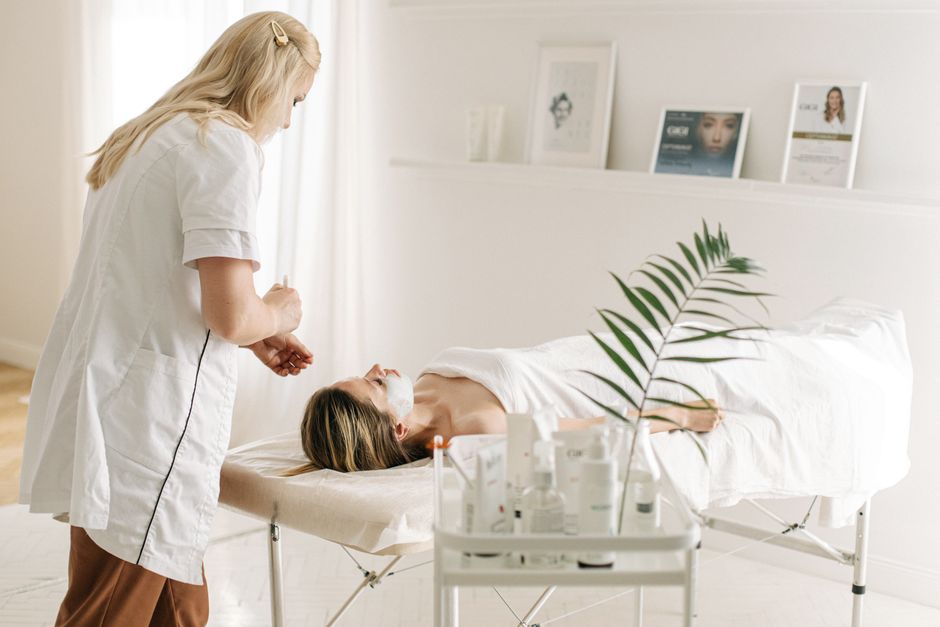Kem Dưỡng Ẩm: Người Bạn Đồng Hành Không Thể Thiếu Cho Làn Da Khỏe Mạnh Theo Góc Nhìn Da Liễu