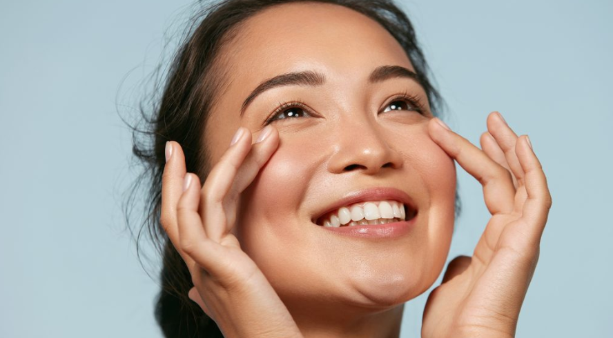 Chăm sóc da đúng cách mỗi ngày giúp duy trì làn da khỏe mạnh, rạng rỡ và ngăn ngừa kích ứng cho da nhạy cảm.