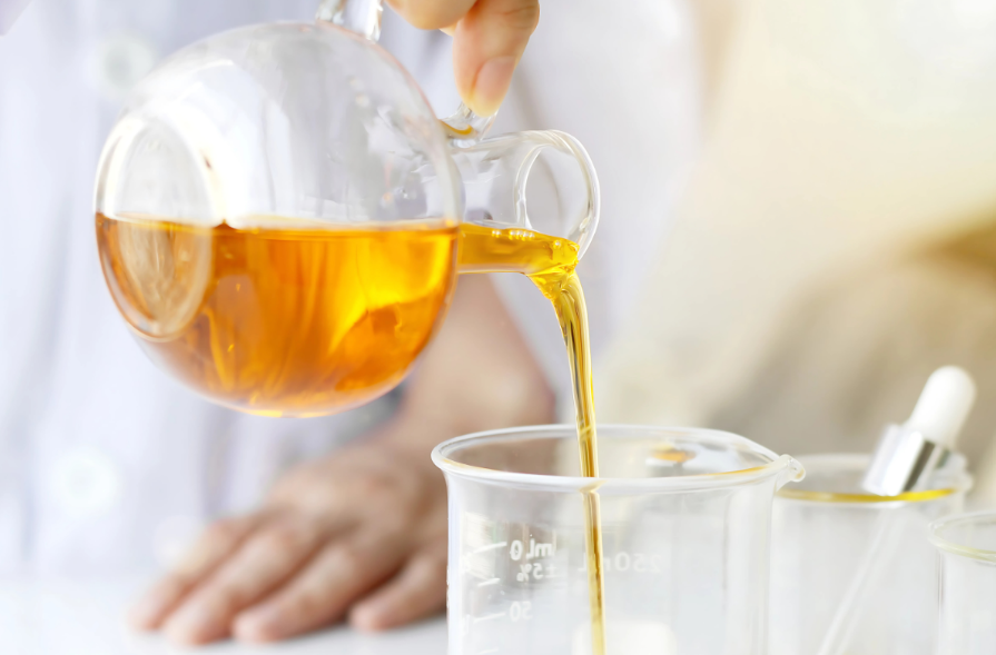 Dùng các hoạt chất có nồng độ cao khiến da tổn thương nghiêm trọng.
