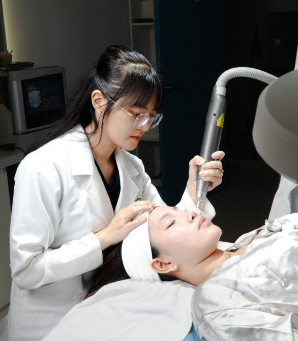 Đội ngũ bác sĩ và chuyên viên chuyên nghiệp sẽ giúp bạn phục hồi làn da khỏe mạnh.